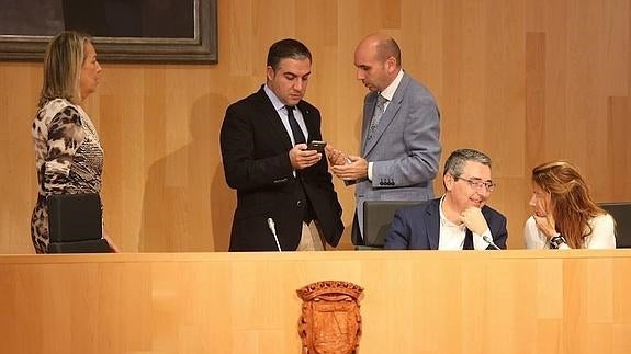 Elías Bendodo y Francisco Conejo, en el pleno.