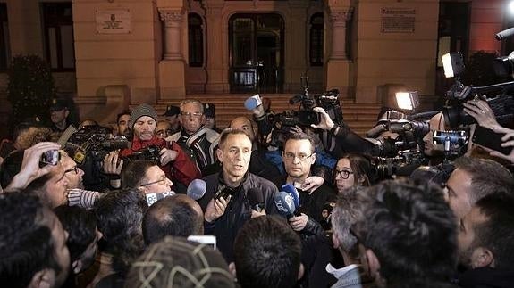 El presidente del comité de Limasa explica la situación en uno de los recesos