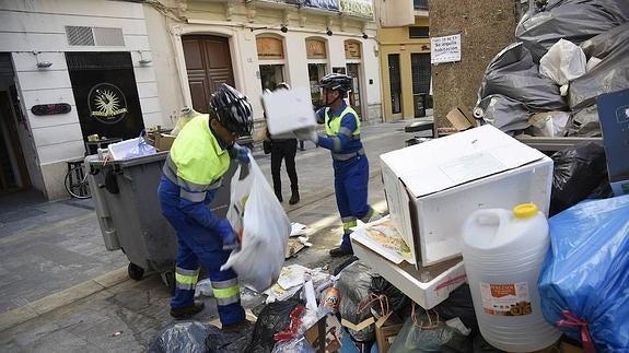 Operarios retiran la basura acumulada en las calles. 
