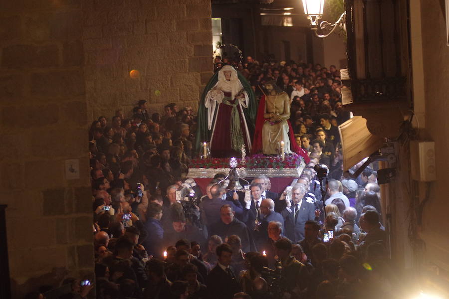 El trono de traslado con los titulares de los Estudiantes, que fue portado por el presidente de la Agrupación, Pablo Atencia, en la calle San Agustín. 