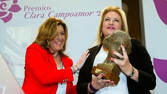 Susana Díaz entrega el galardón a la fiscal delegada de Andalucía de Violencia a la Mujer y contra la Discriminación Sexual y de Género, Flor de Torres.
