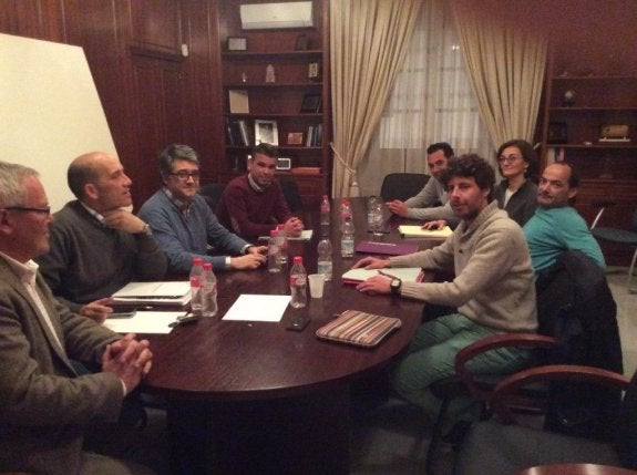 Imagen de la reunión distribuida ayer por Costa del Sol Sí Puede. 