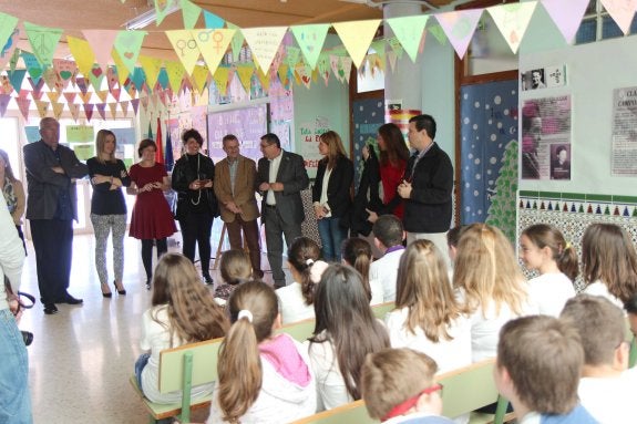 Autoridades locales y de la Junta, ayer en el centro escolar. :: e. c.