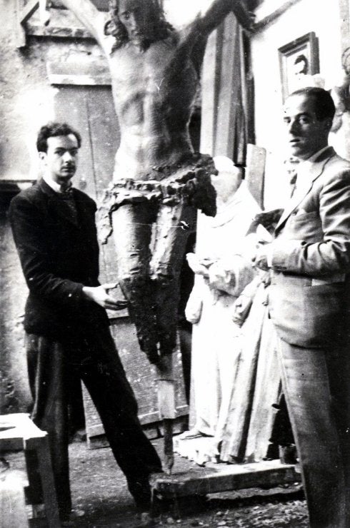 El imaginero Palma Burgos, modelando en barro la imagen del Cristo de la Sangre en presencia del hermano mayor, José Salinas, a finales de 1940. :: archivo de la sangre