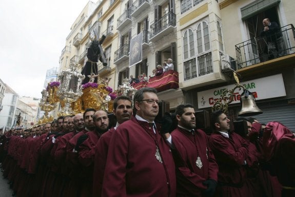 La Hermandad de Viñeros tiene establecido por estatutos hacer estación ante el monumento del Jueves Santo en la Catedral. :: sur