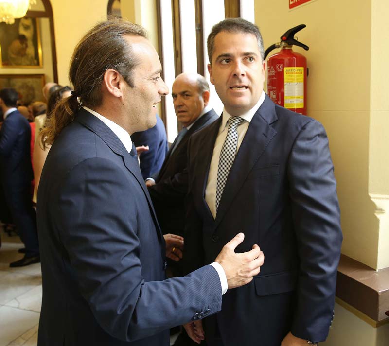 El edil de Economía, Carlos Conde (derecha), que ha defendido hoy el presupuesto, conversa con Juan Cassá en una foto de archivo. 