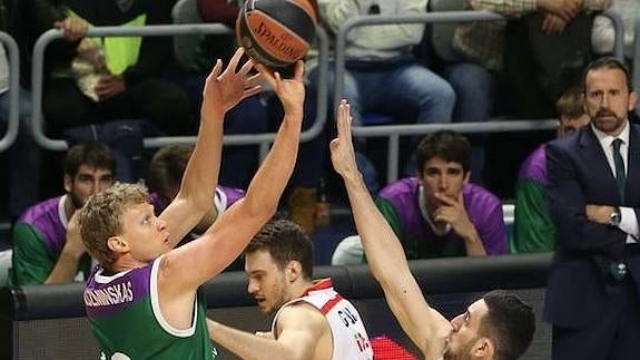 Kuzminskas lanza a canasta.