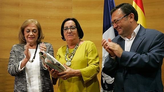 El PSOE de Málaga entregó ayer el III Premio Carmen Olmedo a la destacada militante socialista Chiqui Gutiérrez del Álamo. 