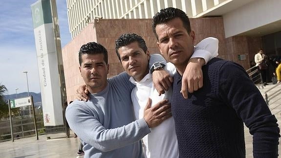 Isidro Lozano, entre sus hermanos Juan Carlos (izqda) y Eduardo, en la Ciudad de la Justicia.