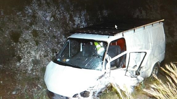 Estado en el que quedó la furgoneta conducida por el arrestado tras el último siniestro. 