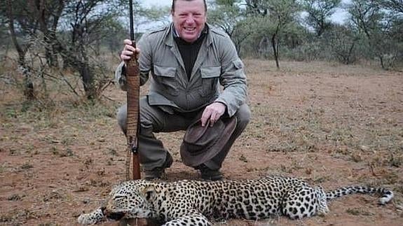 El Moranco César Cadaval cabrea a Twitter tras posar de safari con un leopardo muerto