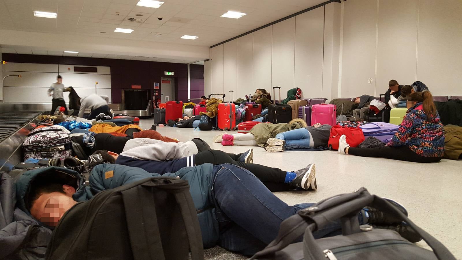 Los alumnos esperaron en el aeropuerto hasta que la compañía les alojó en un hotel. 