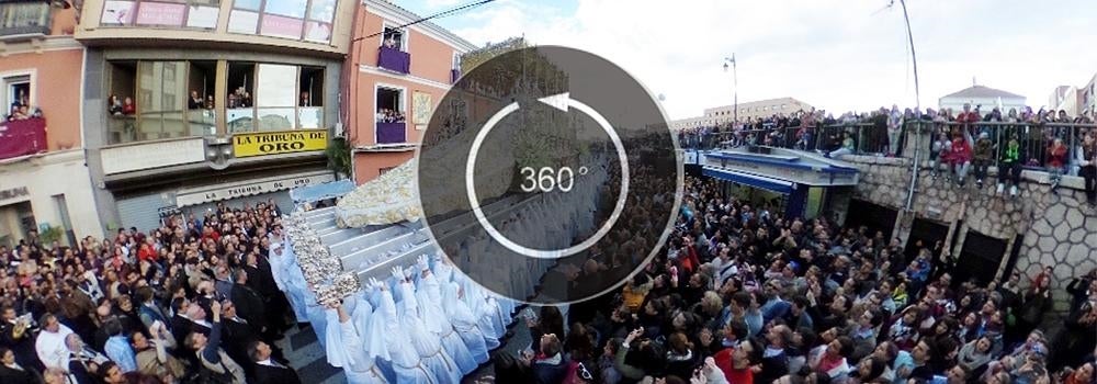 Frente a la tribuna de los pobres. 