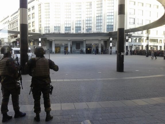 Miembros del Ejercito vigilaban ayer el entorno de la Estación Central de Bruselas antes de su reapertura. :: sur