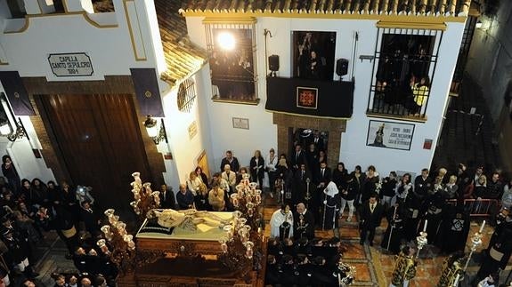 Multitudinaria salida del Cristo Yacente y La Soledad en Marbella