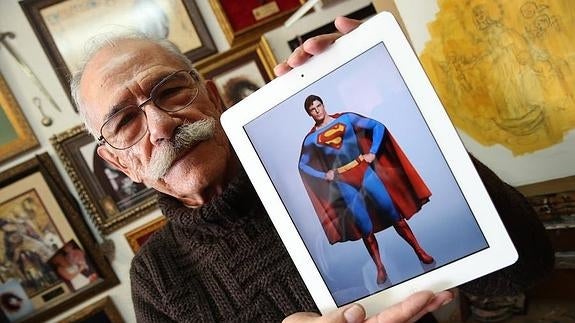 Pepe Palma, con la imagen de Christopher Ree que convirtió en mural gigante con motivo del estreno de ‘Superman’ en el cine Astoria en 1979 . 