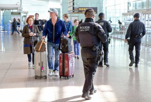 Efectivos de los Mossos d'Esquadra patrullan el aeropuerto de El Prat, en Barcelona, tras los atentados de Bruselas. :: toni albir/EFE