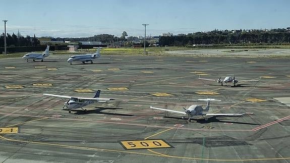Aeronaves ejecutivas estacionadas frente a la terminal de aviación general del Aeropuerto de Málaga. 