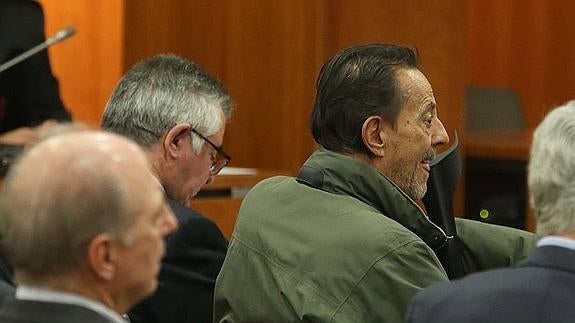 Julián Muñoz, junto a Juan Antonio Roca, en la sesión de ayer. 