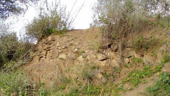 Imagen de una parte de los restos de la alquería medieval de Santillán, que datan del siglo XV. :: sur
