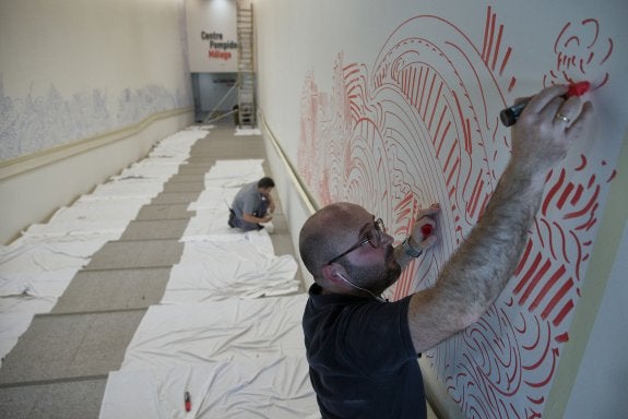 José Medina Galeote, ayer en plena elaboración de su mural 'Notre avenir est dans l'air' en las paredes del Pompidou.