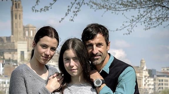 García Bragado, junto a sus dos hijas, María (18 años) y Amelia (14), en Lérida, ciudad de la que fue concejal y con la que mantiene mucha vinculación.