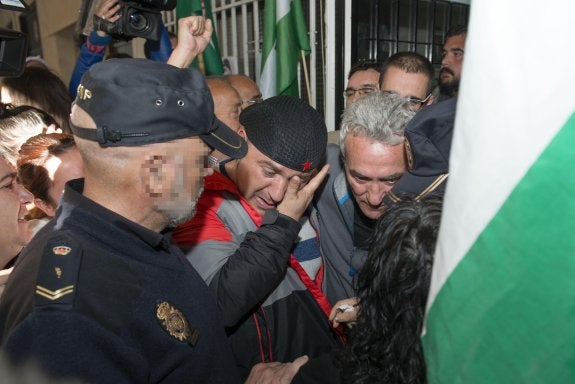 Bódalo llora, juntoa Diego Cañamero, al ser detenido por la Policía. :: EFE