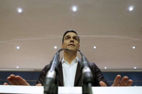 El líder del PSOE comparece tras la cita con Iglesias. :: j. j. guillén / efe