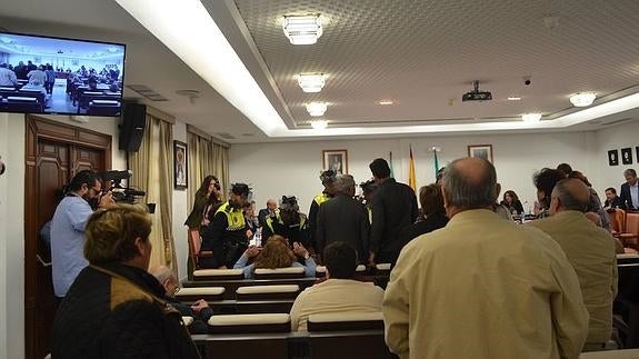 Agentes, en el momento de expulsar a la vecina  del salón de actos.