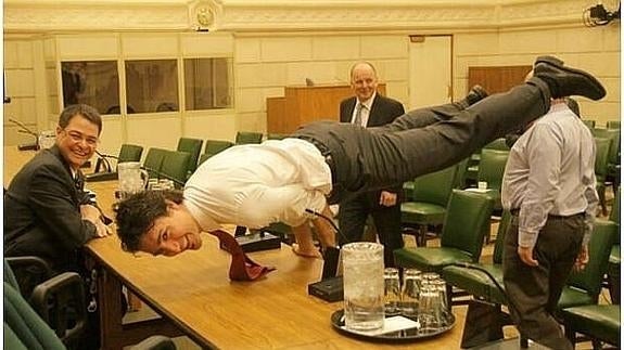 La sorprendente foto del primer ministro de Canadá haciendo yoga revoluciona Twitter