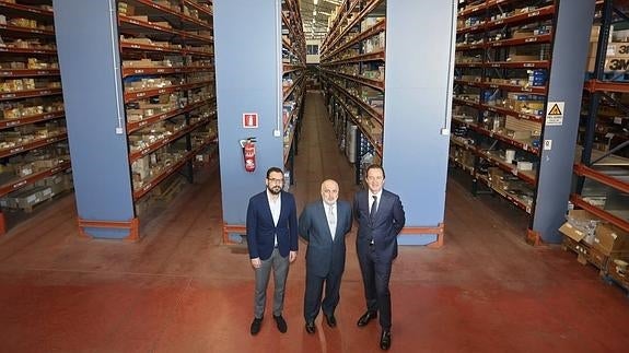 Antonio Vargas, Rafael Alfaro y Fernando Esquivel en el almacén central de Sevilla. 