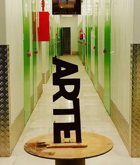 l singular espacio expositivo está ubicado en la Avenida Juan XXIII .