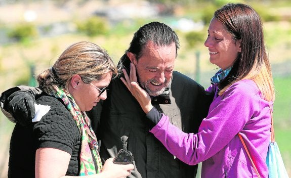 Julián Muñoz, acompañado por sus dos hijas a la salida de la cárcel de Alhaurín de la Torre. :: salvador salas