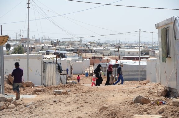 El campo de refugiados de Zaatari se ha convertido en una pequeña ciudad en la que los niños juegan en la calle e incluso van a la escuela. :: mikel ayestaran
