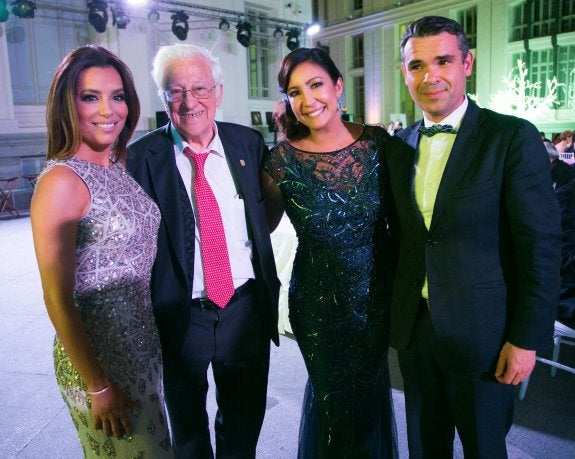 Eva Longoria, el padre Ángel, María Bravo y José Bernal, en el Palacio de Cristal de Cibeles.