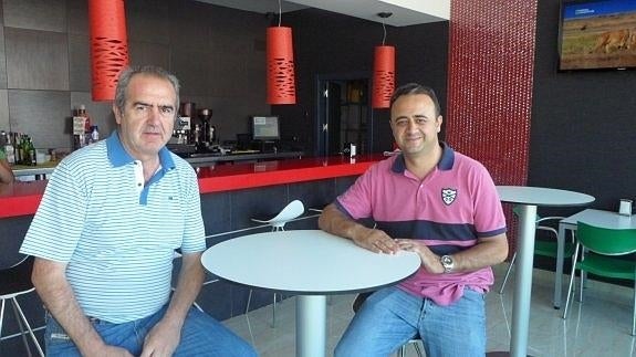 Francisco y Manolo, dos de los socios de Hermanos Campano, en la estación de servicio que abrieron en 2012. 