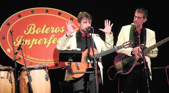 Eduardo Retamero y Aniceto Murillo conversan con el público en la presentación del trabajo de estudio en La Cochera Cabaret. :: francis silva