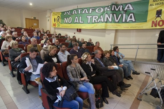 El alcalde, en primera fila, ayer durante la reunión. :: álvaro cabrera