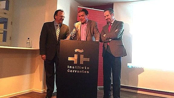 Gómez fue presentado por el director del Cervantes de Hamburgo, Pedro Eusebio.