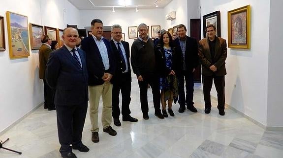 Representantes del Ayuntamiento de Puente Genil, junto a los cinco hijos del pintor. 