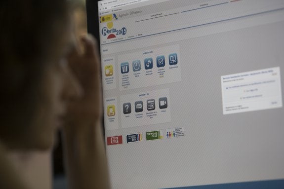 Un usuario accede a la página web de la Agencia Tributaria para realizar la declaración. :: óscar chamorro