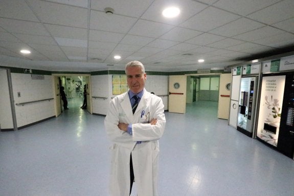 El doctor Arráez, en la zona que da acceso al servicio de Neurocirugía de Carlos Haya, que dirige desde hace 18 años. :: Fernando González
