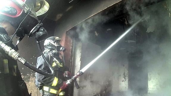 Bomberos actuando en el interior del inmueble.