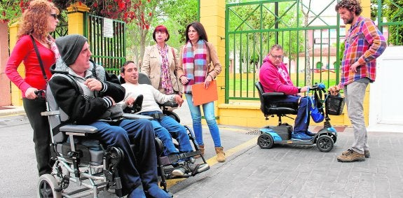 Las ediles Toñi Santana (CSSP) y Nuria Rodríguez (C's), junto a personas con movilidad reducida. :: M. G.
