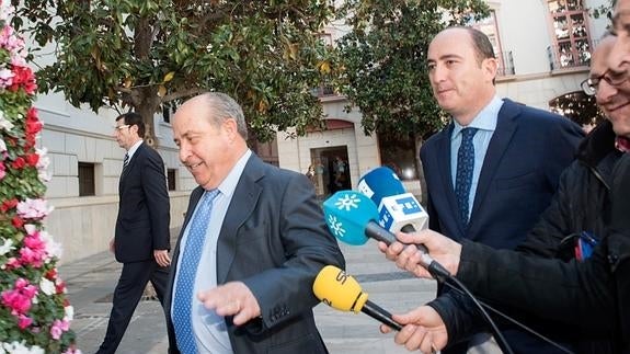 José Torres Hurtado (i), junto al concejal de Cultura, Juan García Montero(d), a su llegada este jueves al Ayuntamiento granadino.