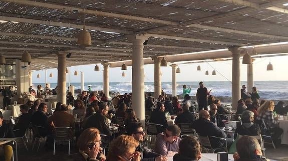 La singular terraza del restaurante de los Baños del Carmen, llena de clientes