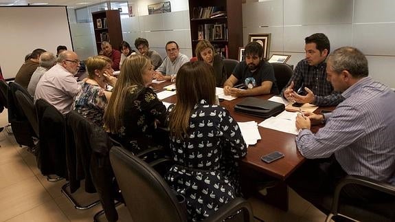 Asistentes a la sesión constitutiva de la mesa de trabajo para definir la consulta. :