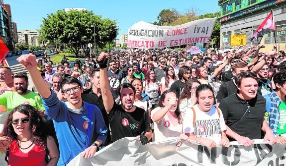 Alumnos protestando en la manifestación del pasado jueves :: Fernando gonzález