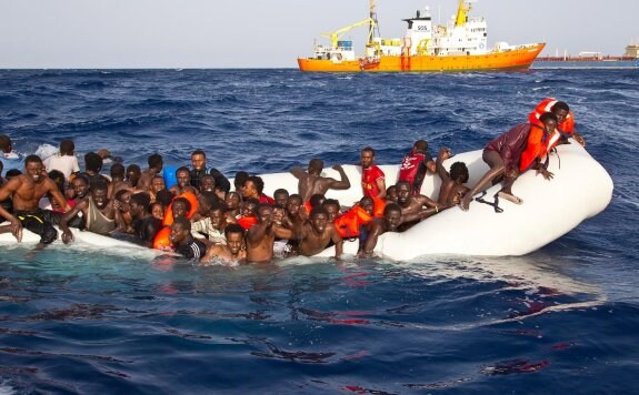 Fotografía de la ONG Sos Méditerranée que muestra un grupo de emigrantes antes del rescate en la costa italiana. :: efe