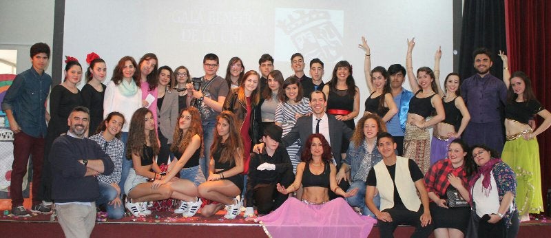 Alumnos y profesores sobre el escenario. 